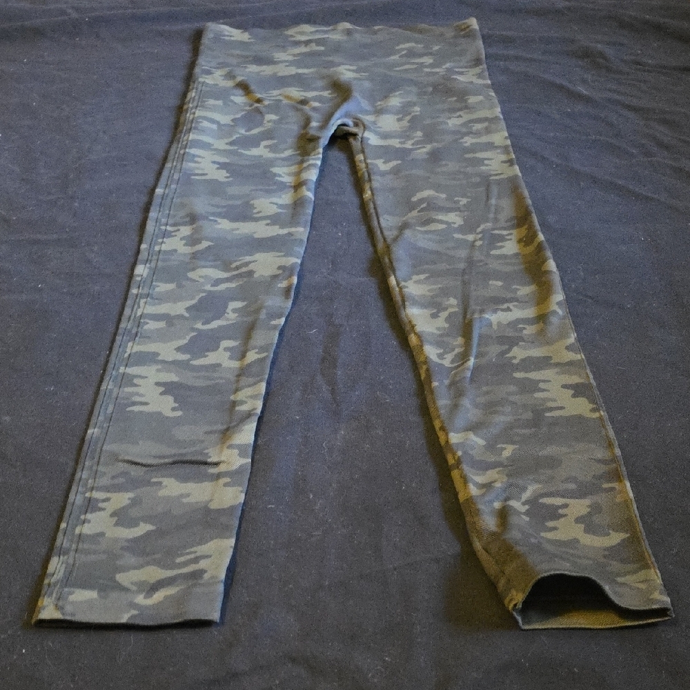 SPANX Look At Me Now Camouflage Leggings - Green - Picture 6 of 6